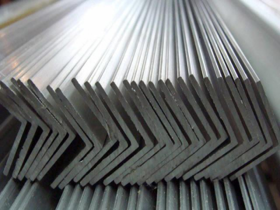 ugolok-45x45x3-gnutyij