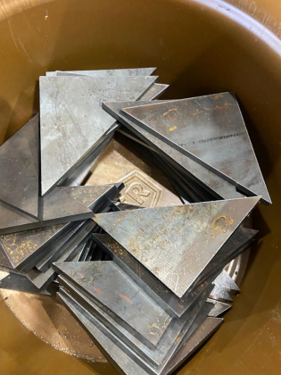 plastina-treugolnaya-150x150x30-st45