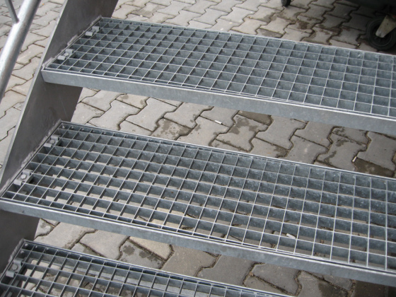 stupeni-p-pressovannyie-600x305-mm-34x33-mm